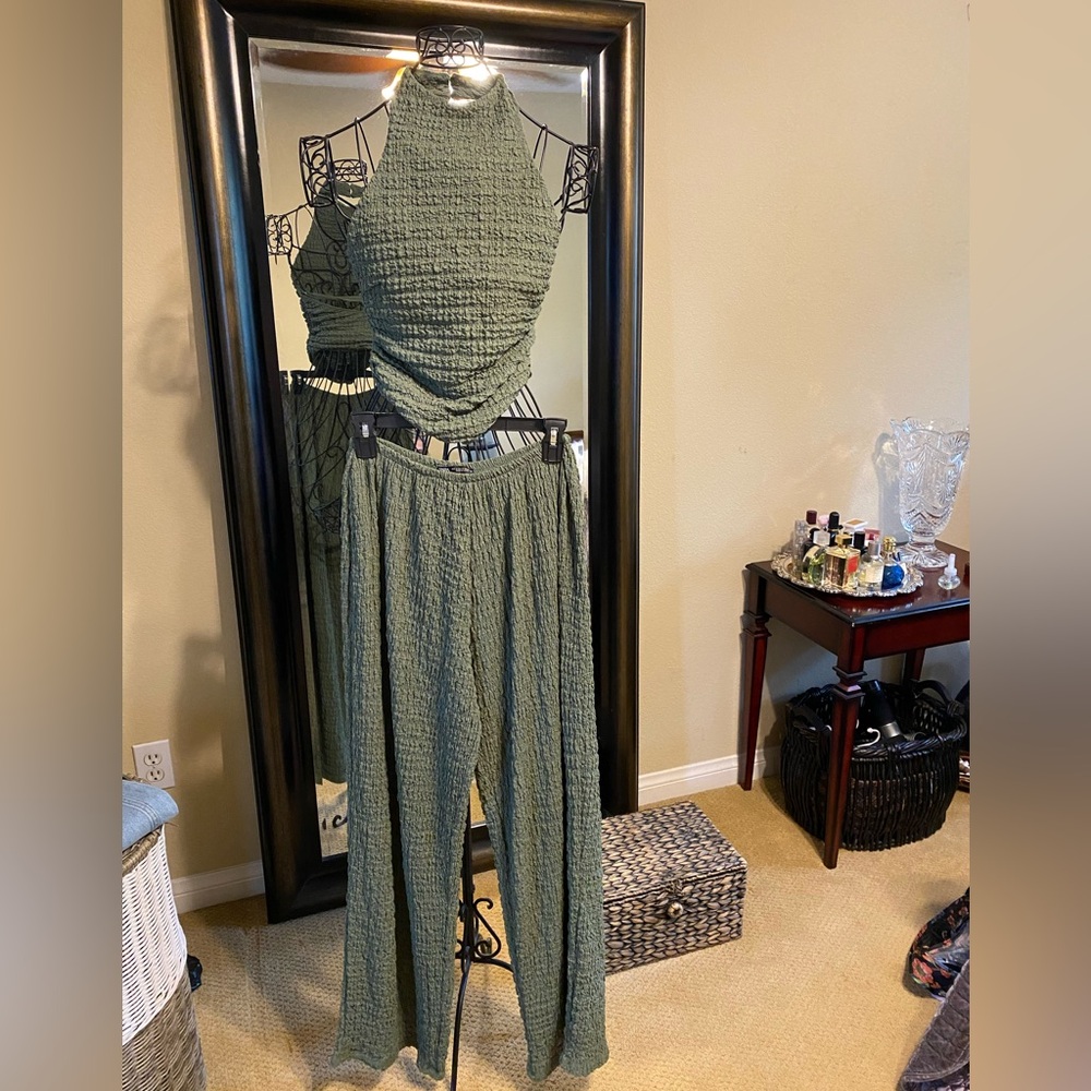 Zara Green Jumpsuit with Tie Waist and Wide-Leg Design